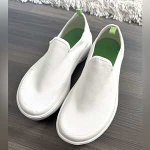 OOFOS OOmg eeZee Women’s Low All White Slip On Sneaker Recovery Shoe US Size 7